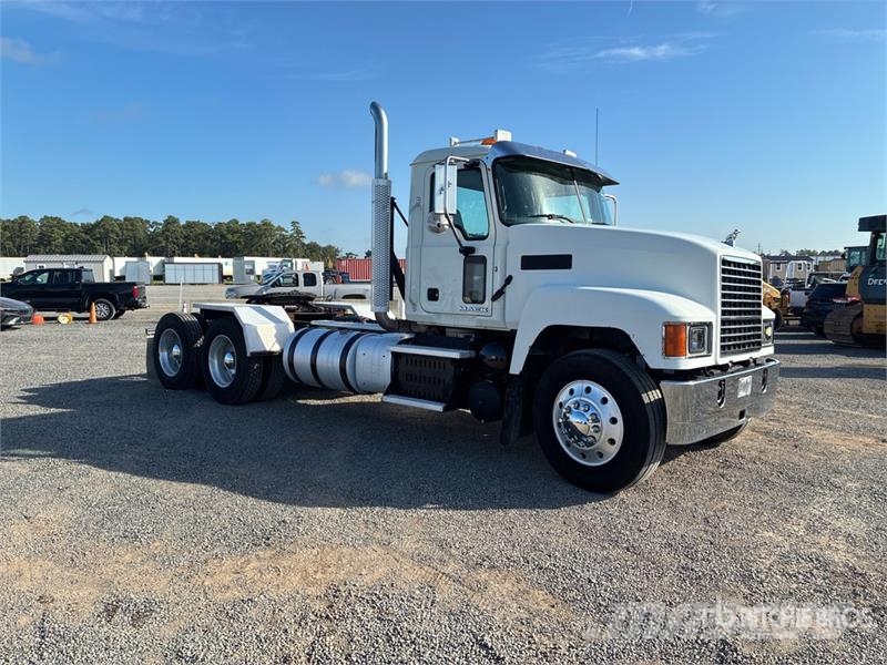 Mack 6x4 T/A Day Cab Truck Tractor 曳引機組件