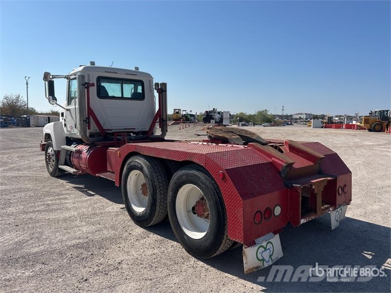 Mack 6x4 T/A Day Cab Truck Tractor Vilcēji
