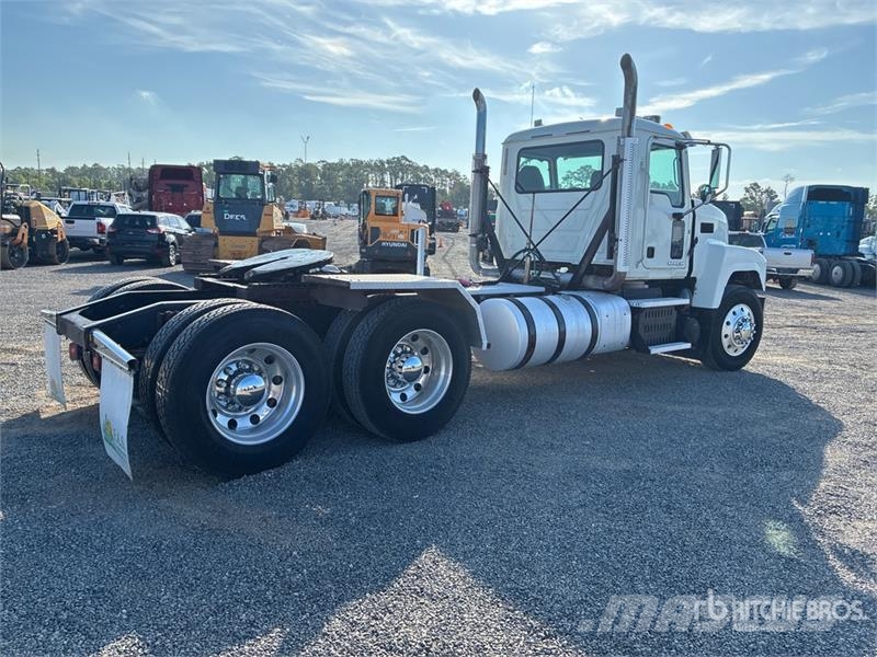 Mack 6x4 T/A Day Cab Truck Tractor 曳引機組件