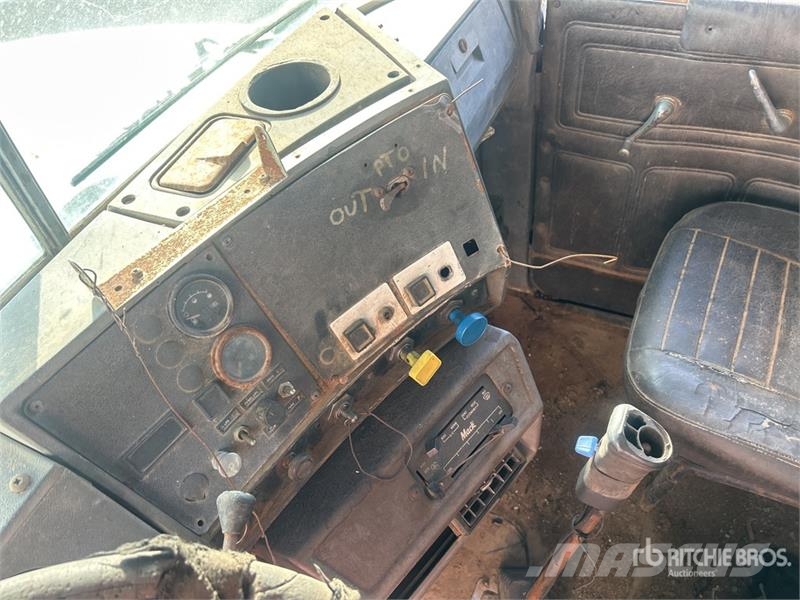 Mack 6x4 T/A Dump Truck Pašizgāzējs