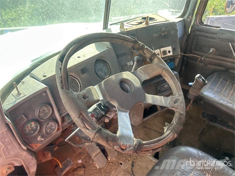 Mack 6x4 T/A Dump Truck Pašizgāzējs