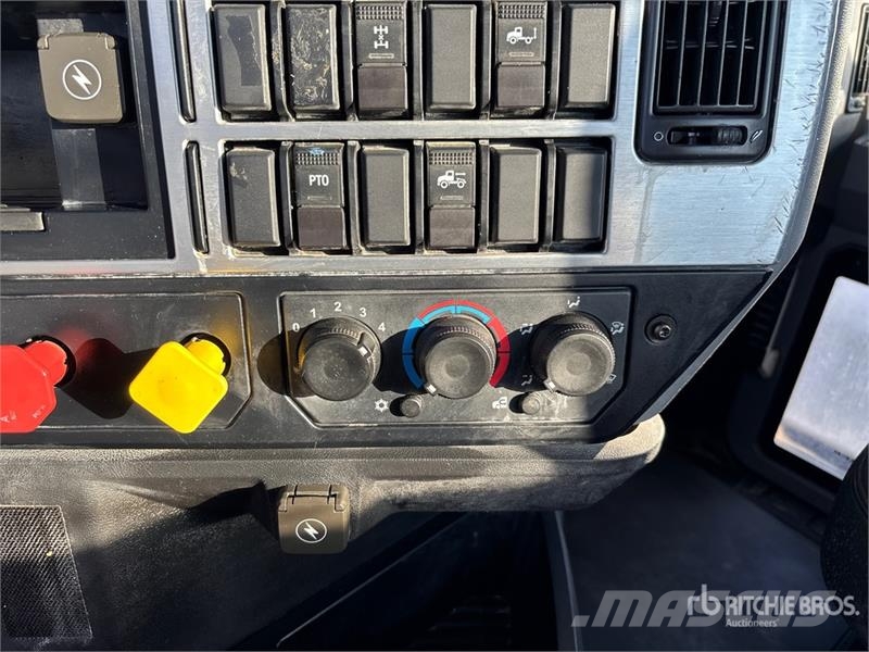 Mack AN64T 6x4 T/A Day Cab Truck Tractor Vilcēji