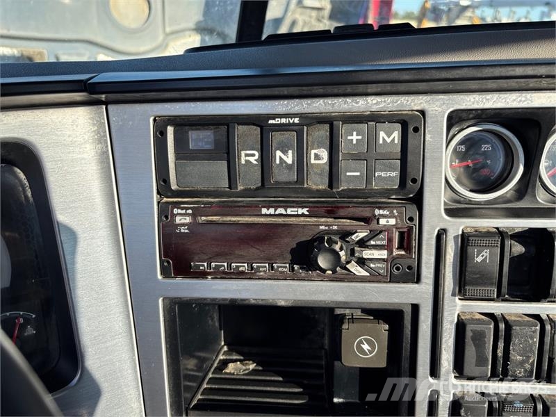 Mack AN64T 6x4 T/A Day Cab Truck Tractor Vilcēji