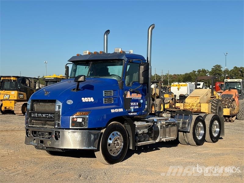Mack AN64T 6x4 T/A Day Cab Truck Tractor Vilcēji