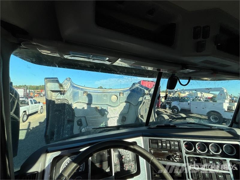 Mack AN64T 6x4 T/A Day Cab Truck Tractor Vilcēji