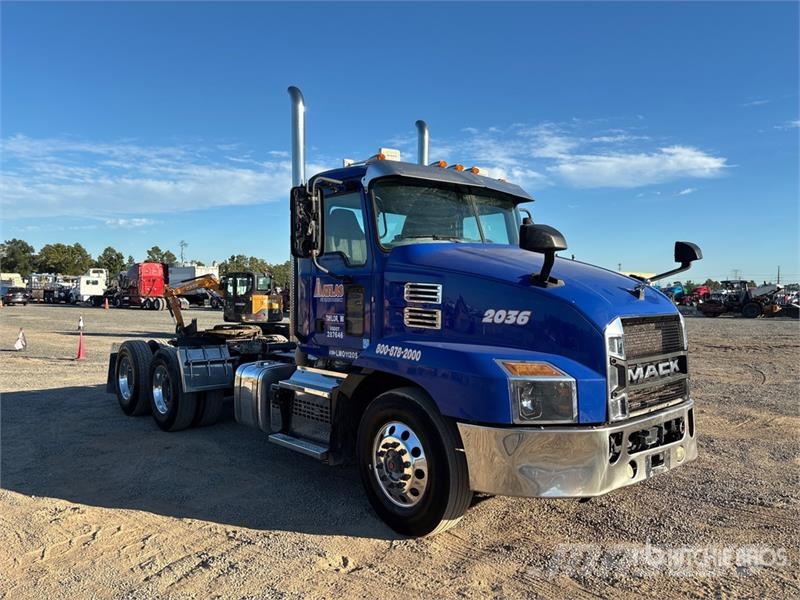 Mack AN64T 6x4 T/A Day Cab Truck Tractor Vilcēji