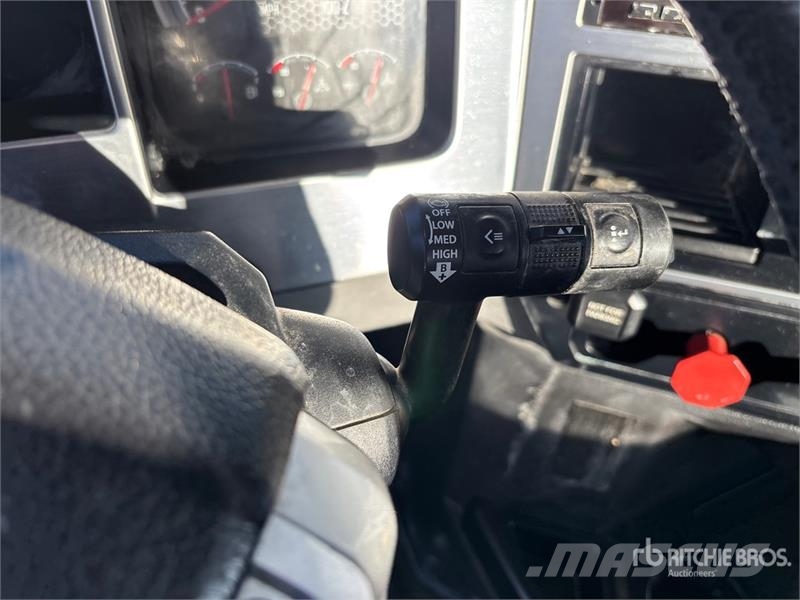 Mack AN64T 6x4 T/A Day Cab Truck Tractor Vilcēji