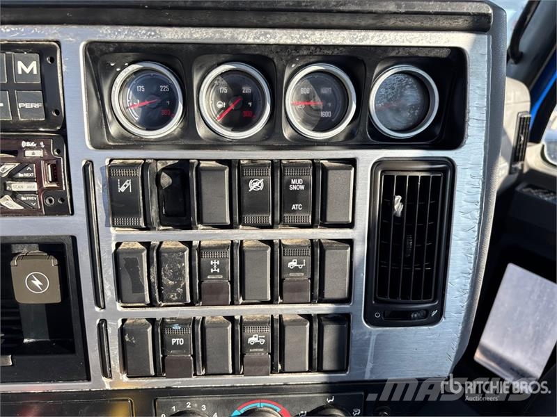 Mack AN64T 6x4 T/A Day Cab Truck Tractor Vilcēji