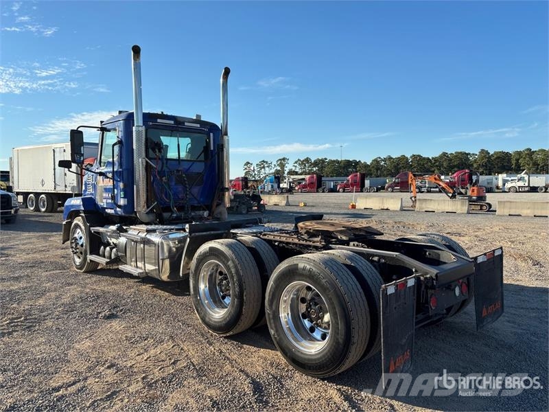 Mack AN64T 6x4 T/A Day Cab Truck Tractor Vilcēji