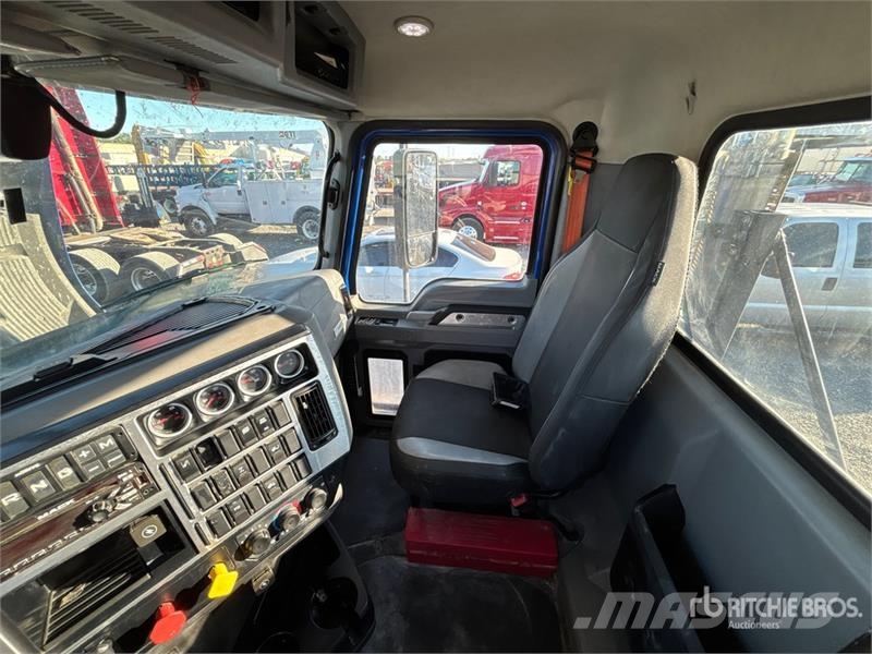 Mack AN64T 6x4 T/A Day Cab Truck Tractor Vilcēji