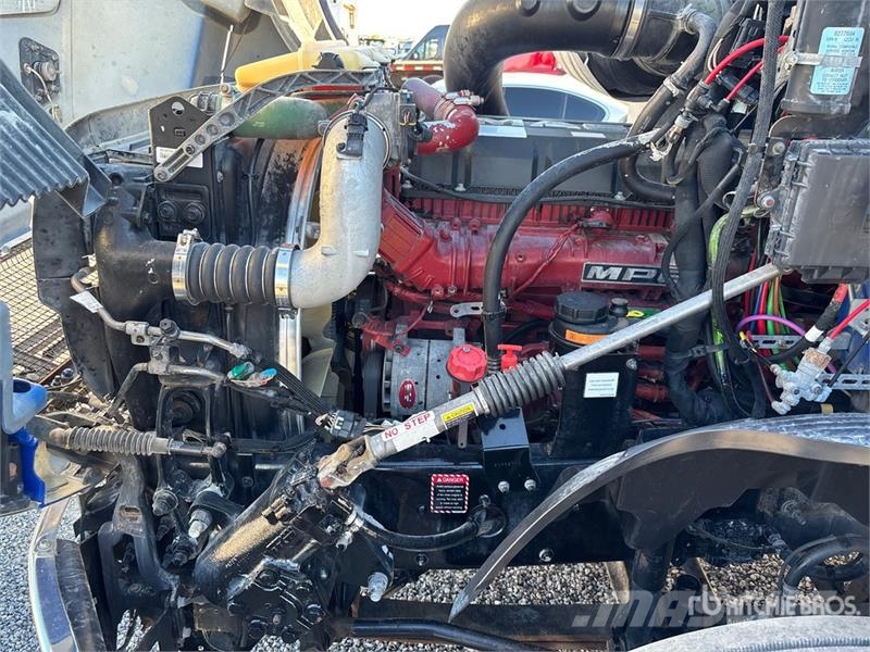 Mack AN64T 6x4 T/A Day Cab Truck Tractor Vilcēji