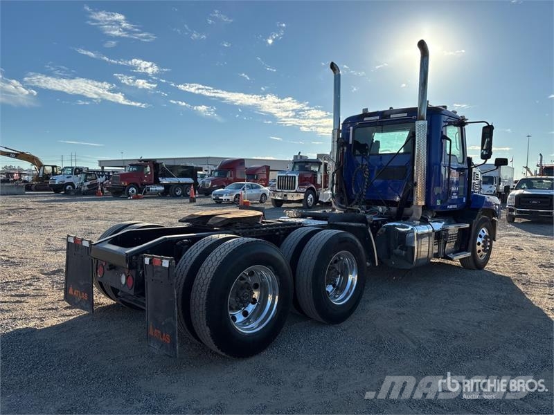 Mack AN64T 6x4 T/A Day Cab Truck Tractor Vilcēji