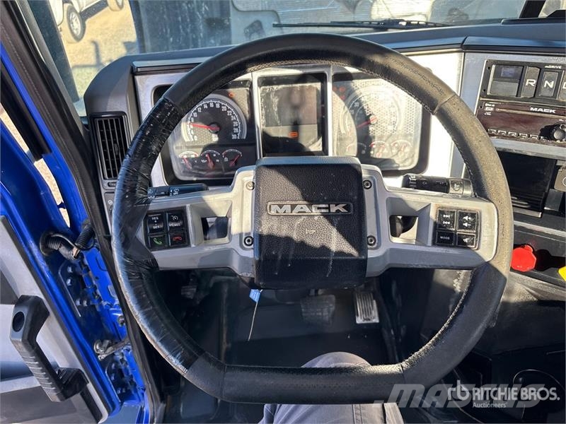 Mack AN64T 6x4 T/A Day Cab Truck Tractor Vilcēji