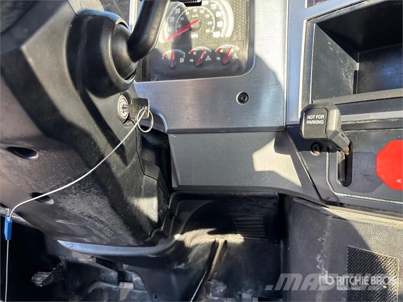 Mack AN64T 6x4 T/A Day Cab Truck Tractor Vilcēji
