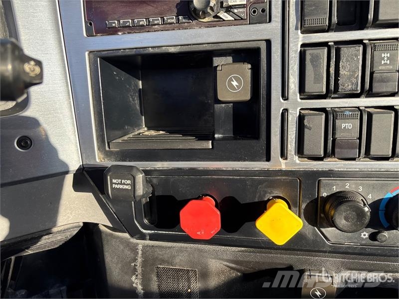 Mack AN64T 6x4 T/A Day Cab Truck Tractor Vilcēji