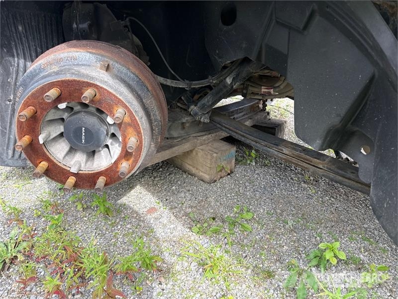 Mack AN64T 6x4 T/A Sleeper Truck Tractor (Inoperable) Naudoti vilkikai