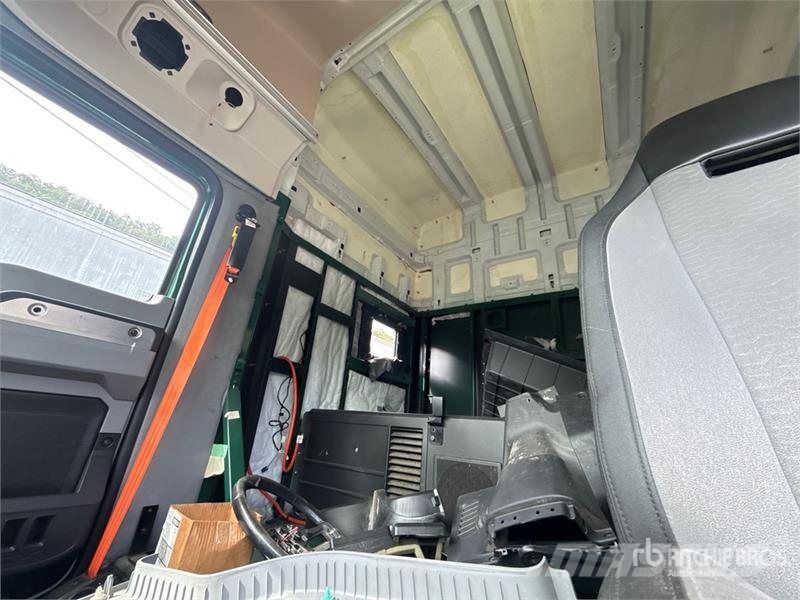 Mack AN64T 6x4 T/A Sleeper Truck Tractor (Inoperable) Naudoti vilkikai