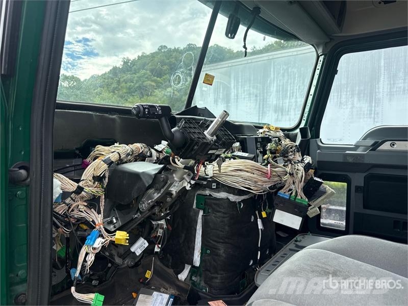 Mack AN64T 6x4 T/A Sleeper Truck Tractor (Inoperable) Naudoti vilkikai