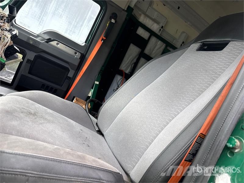 Mack AN64T 6x4 T/A Sleeper Truck Tractor (Inoperable) Naudoti vilkikai