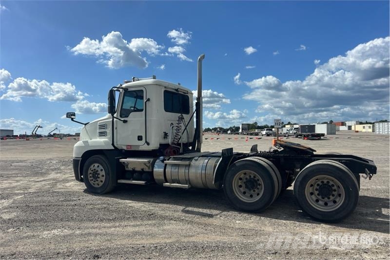 Mack Anthem 64T 6x4 T/A Day Cab Truck Tractor Vilcēji