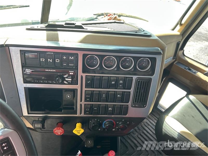 Mack Anthem 64T 6x4 T/A Day Cab Truck Tractor Vilcēji