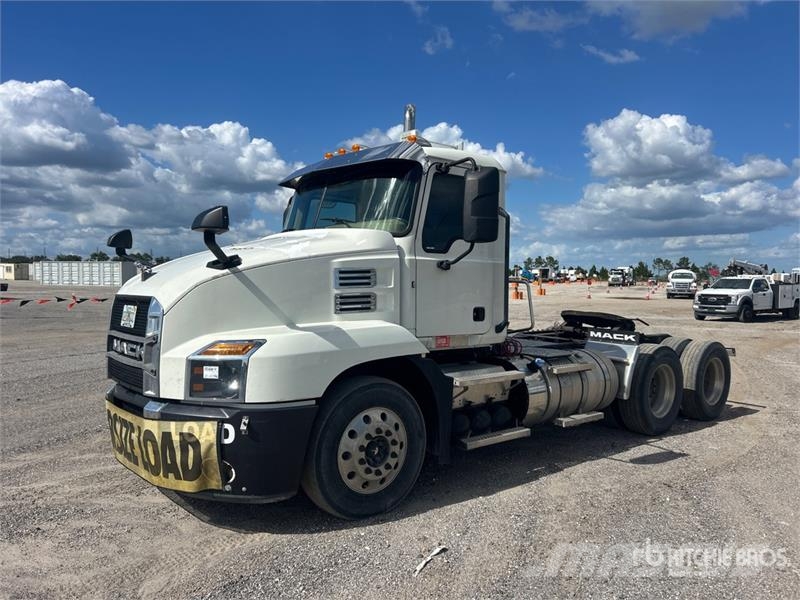 Mack Anthem 64T 6x4 T/A Day Cab Truck Tractor Vilcēji