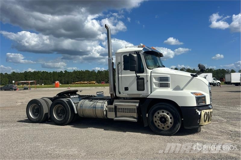 Mack Anthem 64T 6x4 T/A Day Cab Truck Tractor Vilcēji