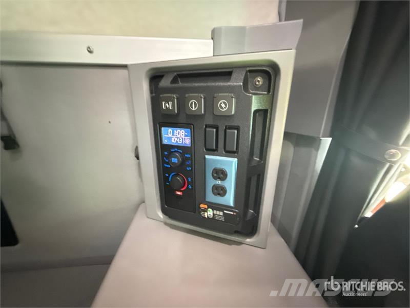 Mack Anthem AN64T 6x4 T/A Sleeper Truck Tractor Седельные тягачи