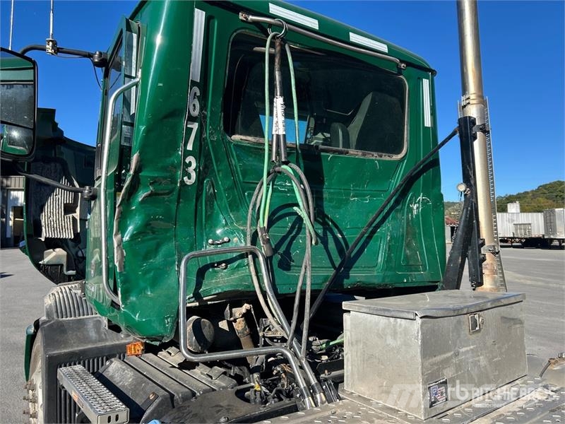 Mack Anthem AN64T 6x4 T/A Day Cab Truck Tractor (Inoper Tegljači