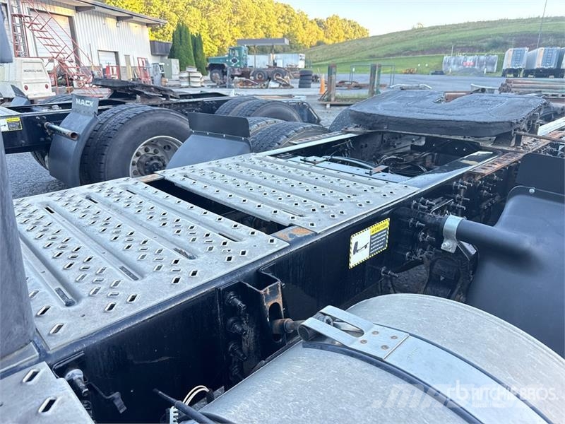 Mack Anthem AN64T 6x4 T/A Day Cab Truck Tractor وحدات الجر