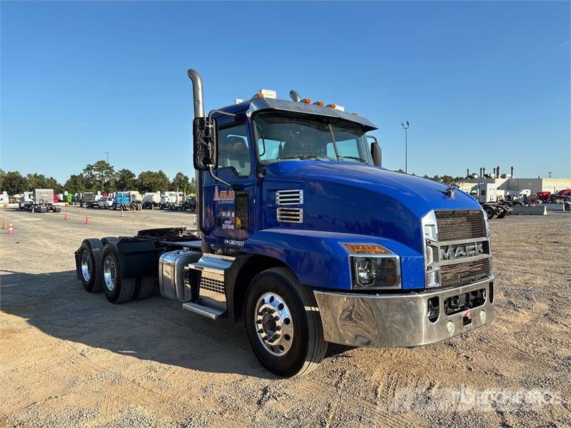 Mack Anthem AN64T 6x4 T/A Day Cab Truck Tractor Nyergesvontatók