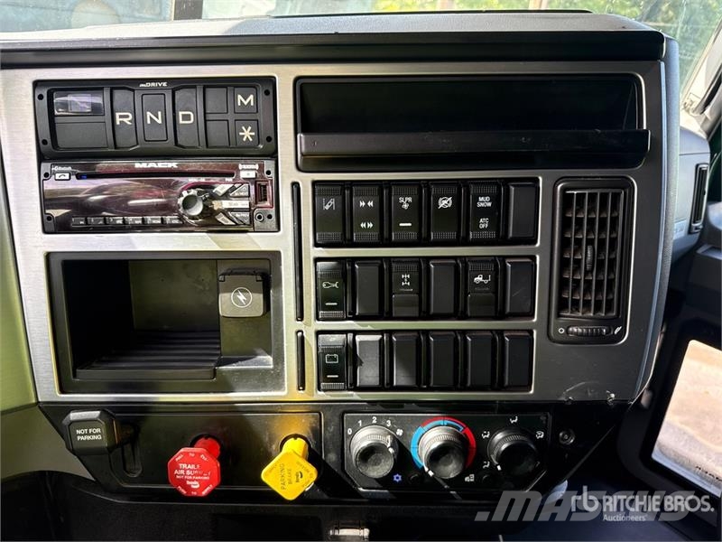 Mack Anthem AN64T 6x4 T/A Sleeper Truck Tractor Седельные тягачи