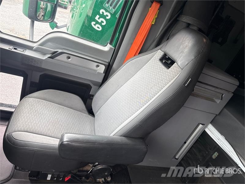Mack Anthem AN64T 6x4 T/A Sleeper Truck Tractor Ťahače