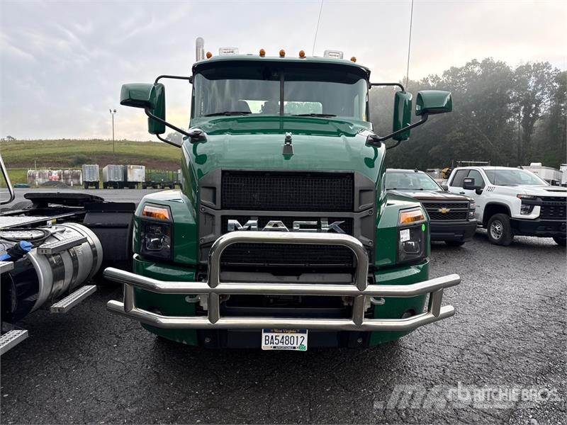 Mack Anthem AN64T 6x4 T/A Day Cab Truck Tractor Vilcēji