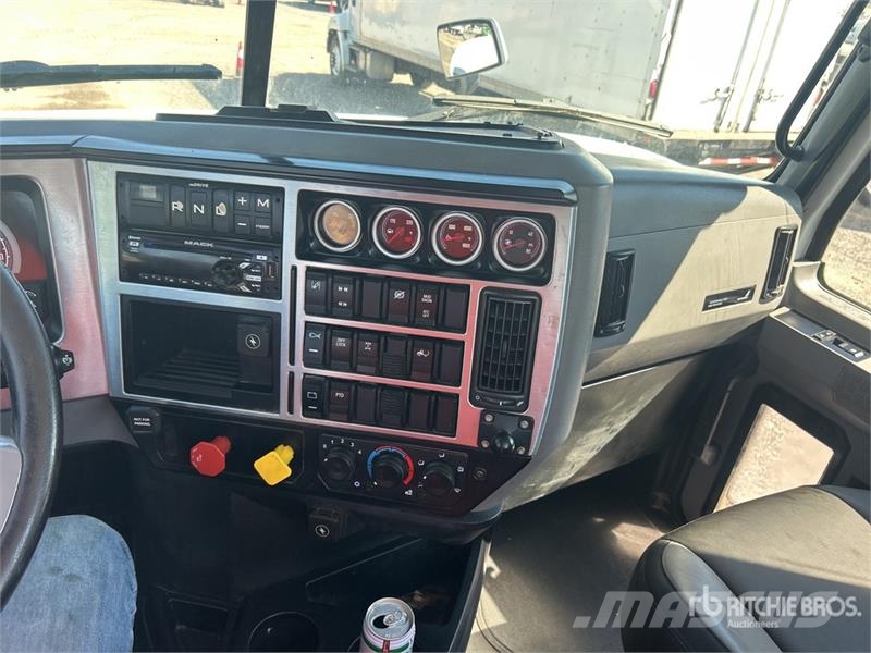 Mack Anthem AN64T 6x4 T/A Day Cab Truck Tractor Vlačilci