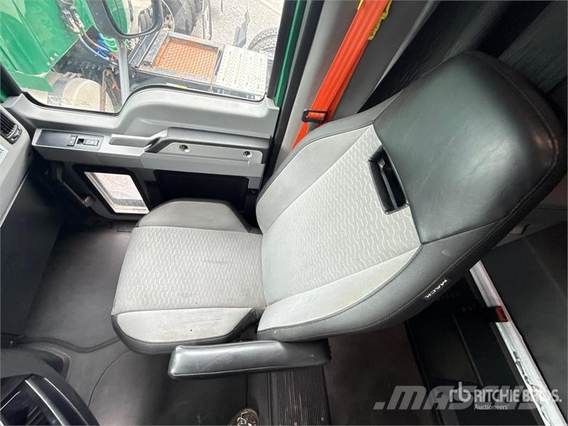 Mack Anthem AN64T 6x4 T/A Sleeper Truck Tractor Ťahače