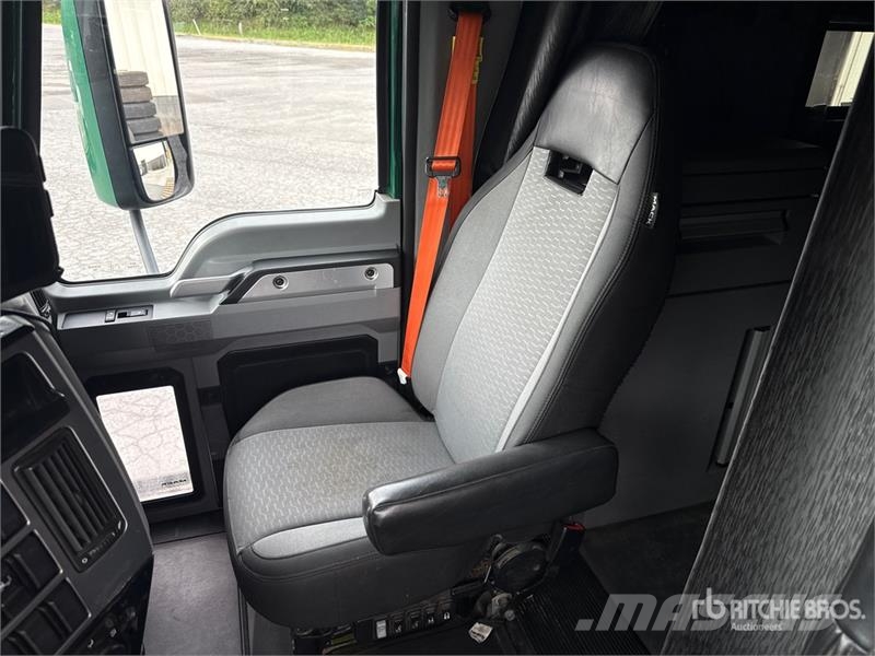 Mack Anthem AN64T 6x4 T/A Sleeper Truck Tractor Ťahače