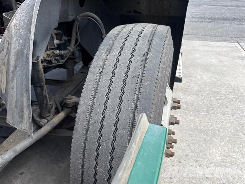 Mack Anthem AN64T 6x4 T/A Day Cab Truck Tractor Vlačilci