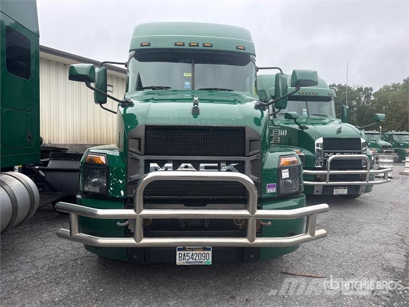 Mack Anthem AN64T 6x4 T/A Sleeper Truck Tractor Ťahače