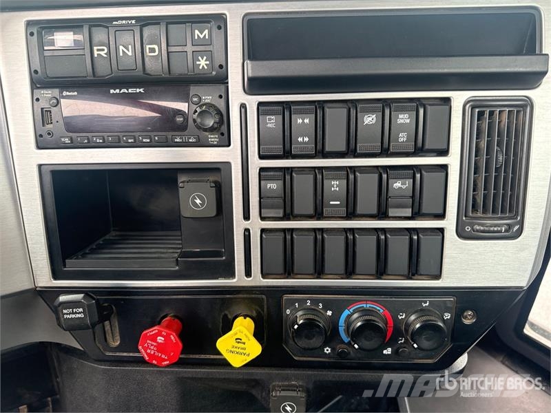 Mack Anthem AN64T 6x4 T/A Day Cab Truck Tractor Ťahače