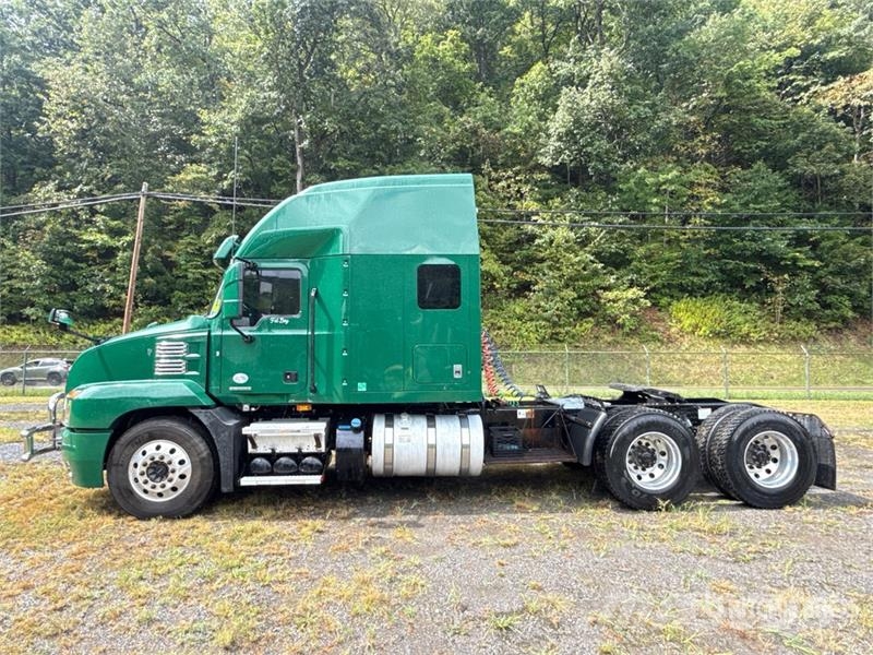 Mack Anthem AN64T 6x4 T/A Sleeper Truck Tractor Tracteur routier