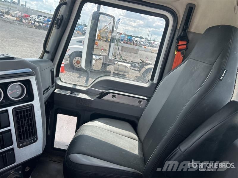 Mack Anthem AN64T 6x4 T/A Day Cab Truck Tractor Vlačilci