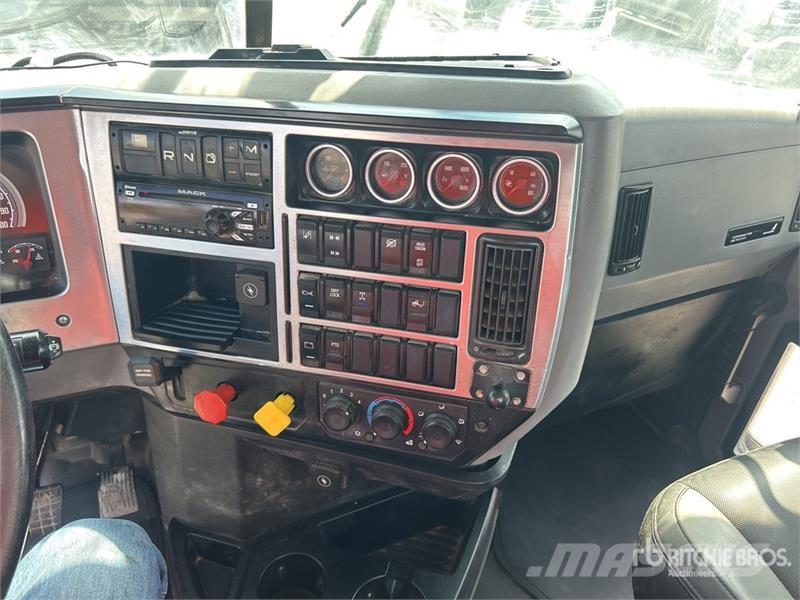 Mack Anthem AN64T 6x4 T/A Day Cab Truck Tractor Dragbilar