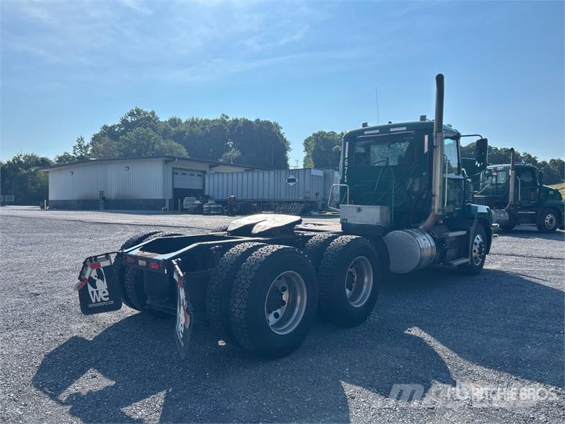 Mack Anthem AN64T 6x4 T/A Day Cab Truck Tractor Vlačilci