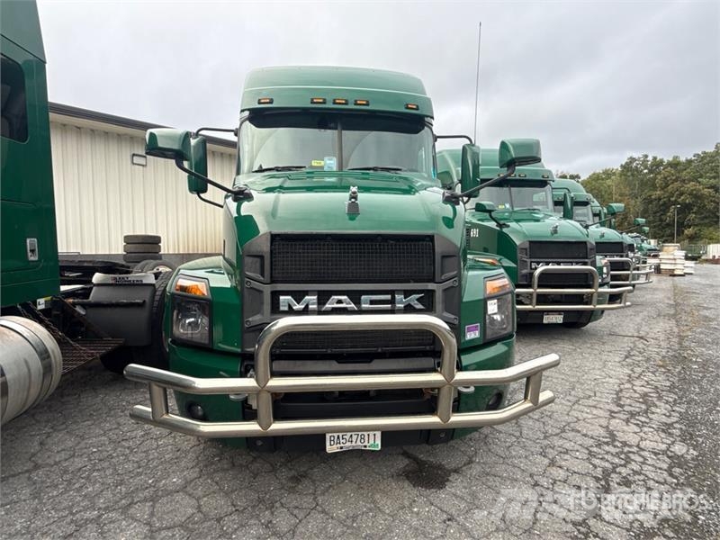 Mack Anthem AN64T 6x4 T/A Sleeper Truck Tractor وحدات الجر