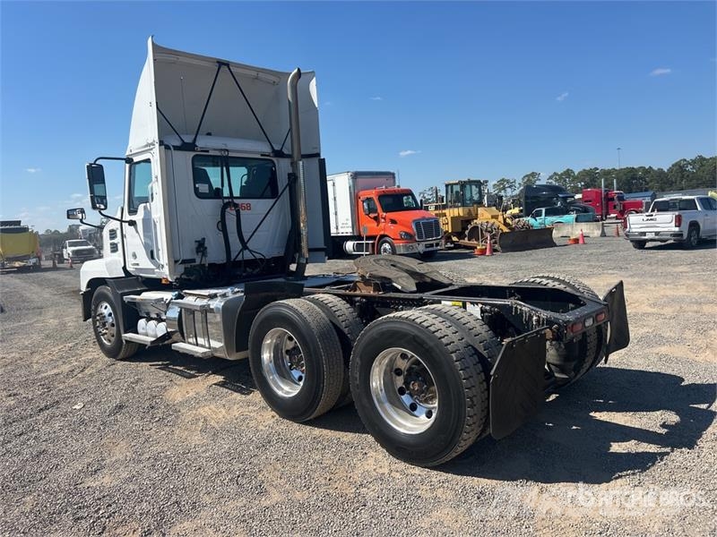 Mack Anthem AN64T 6x4 T/A Day Cab Truck Tractor Vlačilci