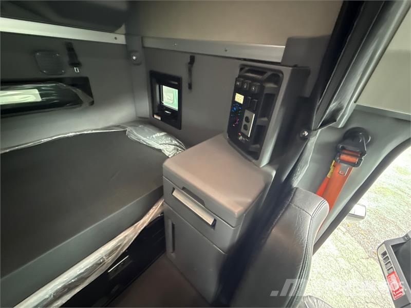 Mack Anthem AN64T 6x4 T/A Sleeper Truck Tractor وحدات الجر