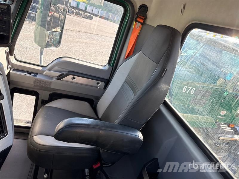 Mack Anthem AN64T 6x4 T/A Day Cab Truck Tractor وحدات الجر