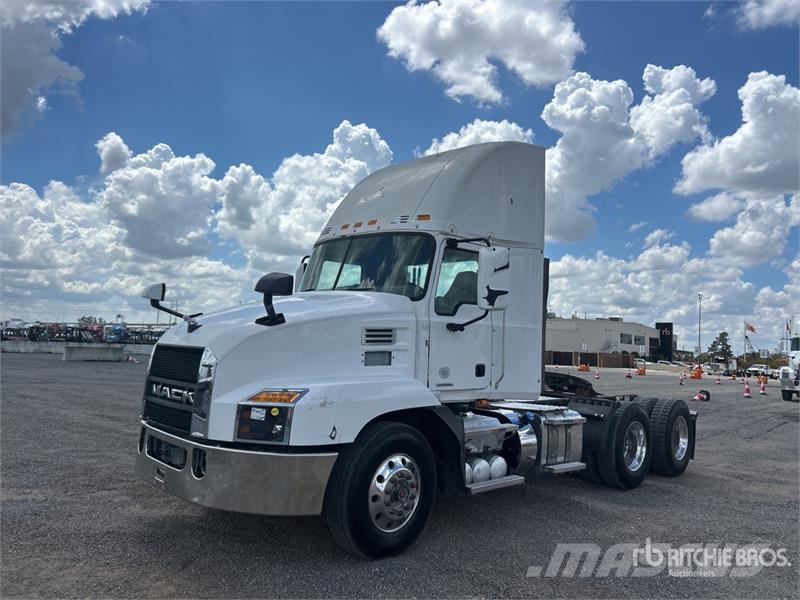 Mack Anthem AN64T 6x4 T/A Day Cab Truck Tractor Vlačilci