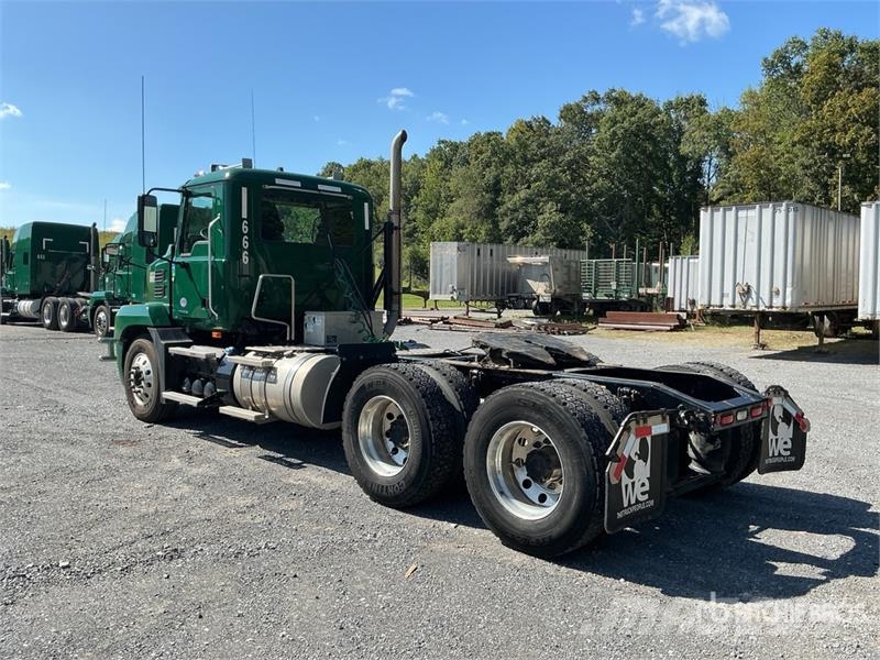 Mack Anthem AN64T 6x4 T/A Day Cab Truck Tractor Vlačilci